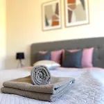 Centre Zara For 6 Guests On Main Street شقة