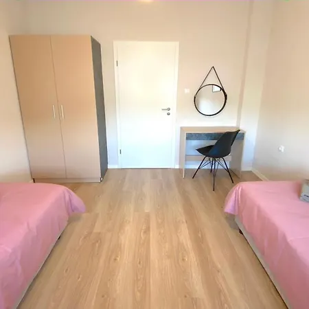 Centre Zara For 6 Guests On Main Street *