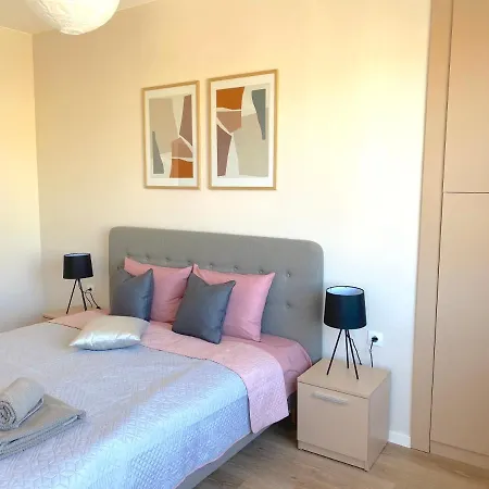 Centre Zara For 6 Guests On Main Street *