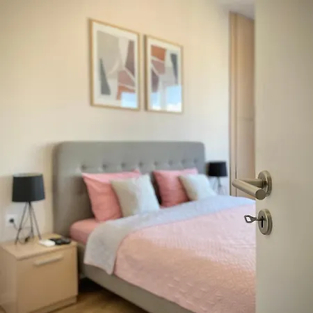 Centre Zara For 6 Guests On Main Street Apartment